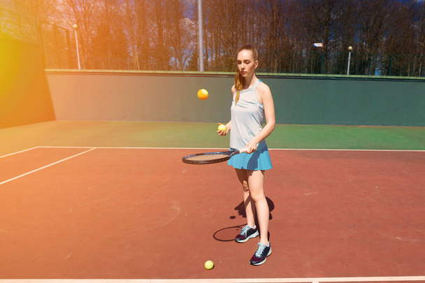 Gelukkig mooi sexy meisje tennissen op het veld. Sport en recreatie, vrije tijd. - Foto, afbeelding