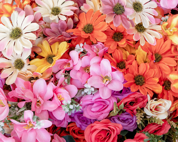 Textil gefälschte Blumen Draufsicht Nahaufnahme, bunte Hintergrund - Foto, Bild