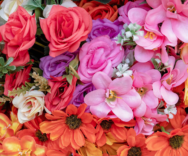 текстильні підроблені квіти вид зверху крупним планом, барвистий фон
 - Фото, зображення