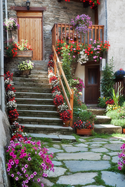 escalera con flores
 - Foto, Imagen