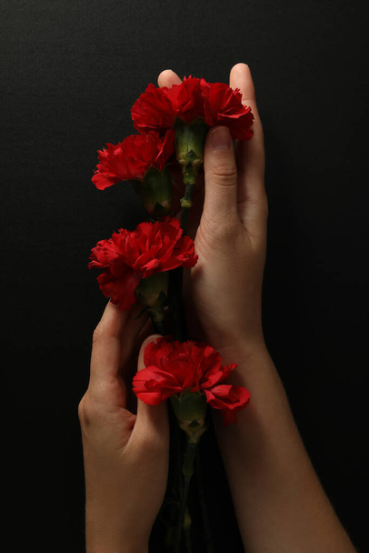 Czerwone kwiaty smutku, na ciemnym tle. - Zdjęcie, obraz