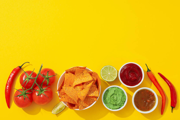 Konzept von Junk Food und Snacks - Mais-Chips - Foto, Bild