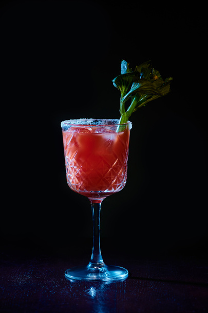 osvěžující krvavý Mary koktejl s ledem a celerovým stonkem na černém pozadí, koncept - Fotografie, Obrázek