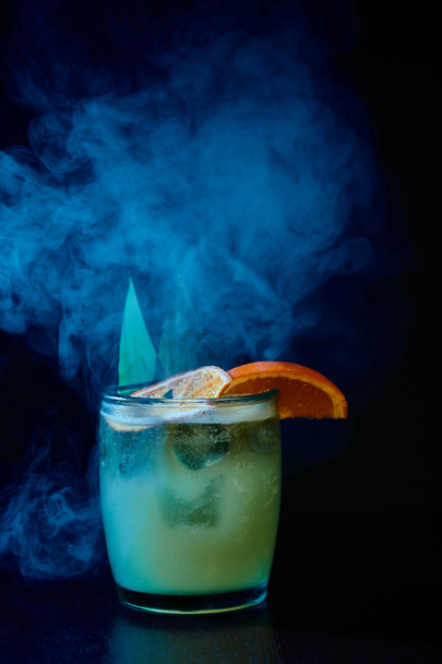 sofistikovaný staromódní koktejl se zdobením na černém smokey pozadí, koncept - Fotografie, Obrázek