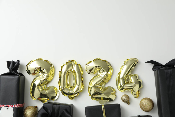 Capodanno 2024 con palloncini d'oro con regali - Foto, immagini