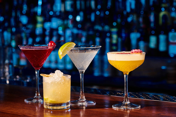 ensemble de différents cocktails avec des plantes fraîches et de la décoration de fruits sur le comptoir du bar, concept - Photo, image
