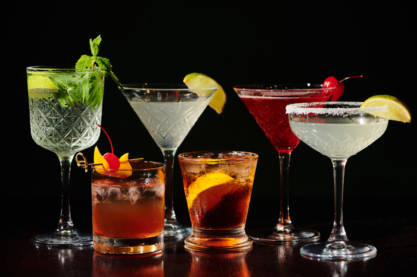 cinq soif tremper zestés cocktails avec des garnitures fraîches sur fond noir, concept - Photo, image