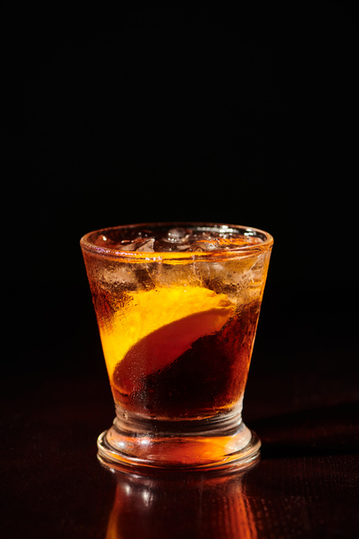 Esthétique tropical Mai tai cocktail avec glace et tranche de citron sur fond noir, concept - Photo, image