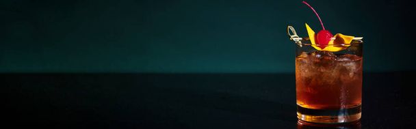 крижаний холодний келих негритян, прикрашений вишнею з коктейлем на чорному тлі, концепція, банер - Фото, зображення