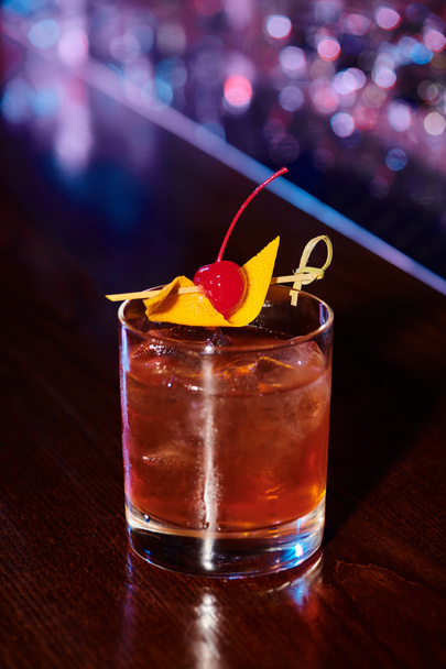 cocktail negroni elegante estético decorado com cereja com bar no fundo, conceito - Foto, Imagem
