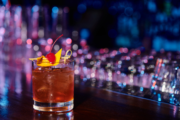 Iced lasi herkullista negroni cocktail kirsikka baari taustalla, käsite - Valokuva, kuva