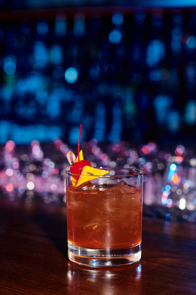 blussen heerlijke negroni in ijskoud glas met decoratie op bar teller, concept - Foto, afbeelding