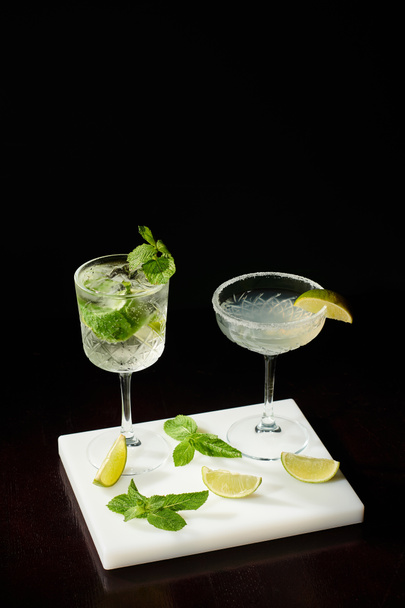 soif esthétique cocktails étanches dans des verres glacés sur fond noir, concept - Photo, image