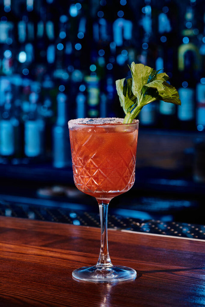 sofistikovaný krvavý koktejl zdobený celerovým stonkem na barovém pultu, koncept - Fotografie, Obrázek