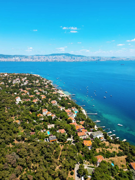 Letecký pohled na Kinaliadu, Turecko. Obytné budovy se nacházejí na břehu moře Marmara, Istanbul ve vzdálenosti - Fotografie, Obrázek