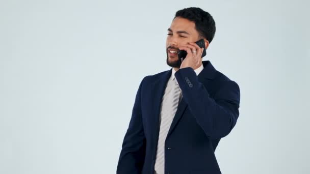 Hombre de negocios, comunicación y llamada telefónica en estudio para consultar, chatear y hablar sobre fondo blanco. Trabajador árabe, redes móviles y contacto para retroalimentación, conversación y negociación de ventas. - Imágenes, Vídeo