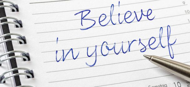  Glaube an dich selbst, geschrieben auf einem Kalenderblatt - Foto, Bild