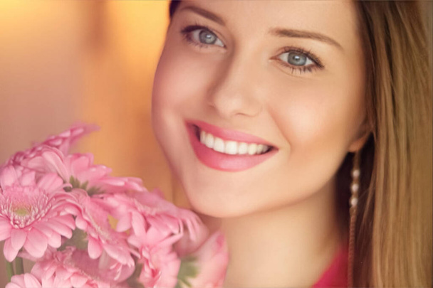 Красота, праздничный и свадебный макияж, красивая женщина с розовыми цветами букет как косметика, парфюмерия и лица портрет кожи - Фото, изображение