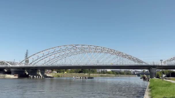 Új háromszögletű vasúti híd a Vistula folyón átfutó vonattal Krakkóban, Lengyelországban Kiváló minőségű 4k felvétel - Felvétel, videó