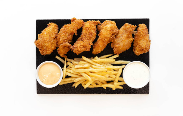 Mega Savoureux poulet croustillant ailes avec des frites et 2 sauces. Photo de haute qualité - Photo, image