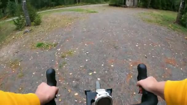 Donna di mezza età ghiaia ciclismo in campagna - Filmati, video