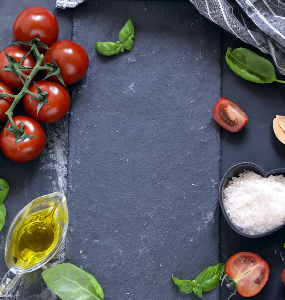 fondo alimentario con albahaca y tomates - Foto, Imagen