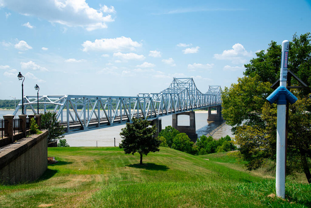 New Vicksburg Bridge, Cantiliver silta kuljettaa Interstate 20 ja US Route 80 Mississippi joen yli Delta, Louisiana ja Vicksburg, Mississippi, Yhdysvallat. Kesä aurinkoinen pilvi sininen taivas - Valokuva, kuva