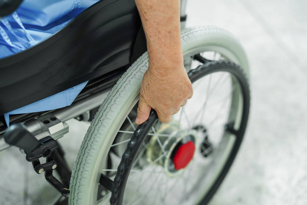 Asijské senior žena pacient na elektrickém invalidním vozíku, zdravý silný lékařský koncept. - Fotografie, Obrázek