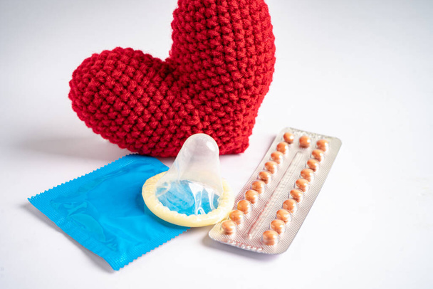 Doğum kontrol hapı ve prezervatif, doğum kontrol hapı ve ilaç. - Fotoğraf, Görsel