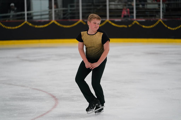 Mosinee, Wisconsin USA - 26 febbraio 2021: Giovane ragazzo maschio adolescente ha partecipato alla competizione di pattinaggio su ghiaccio dei giochi invernali sullo stato dei tassi. - Foto, immagini