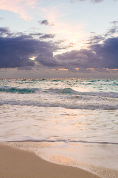 Lever de soleil sur la plage sur la mer des Caraïbes
. - Photo, image