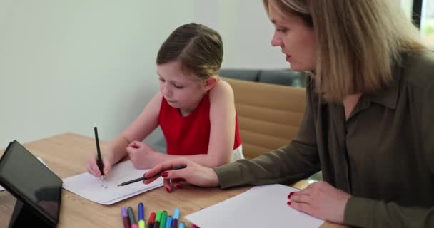 ブロンドの母親は,家の部屋で宿題を持つ娘の学生を助けます. オフィスでの宿題で中学生を笑顔にする女性教師のスローモーション - 映像、動画