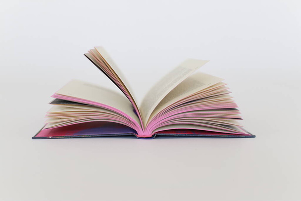 halom színes könyv fehér háttér - Fotó, kép