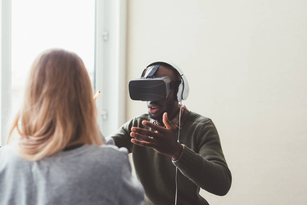 Homem negro interior usando visualizador 3d - jogos de vídeo, realidade aumentada, conceito de tecnologia wereable - Foto, Imagem