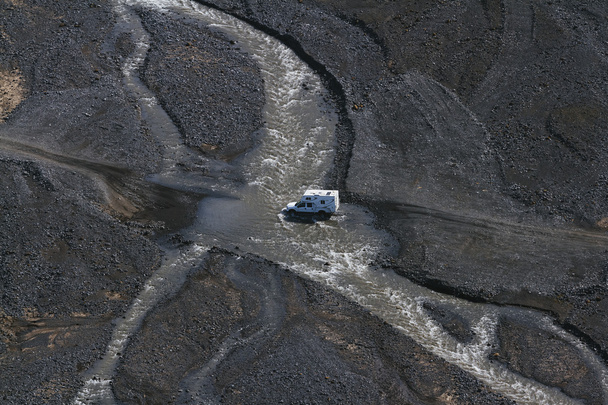 4WD coche vadea río en Landmannalaugar, Islandia del Sur
 - Foto, Imagen