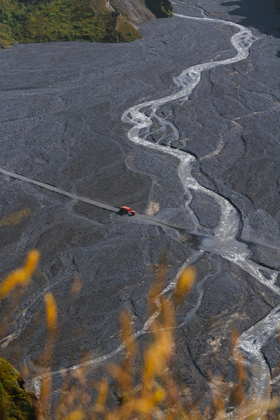4 wd 車ががたがた、南アイスランドの川を歩いて渡る - 写真・画像