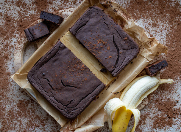 Siyah fasulyeli çikolatalı muzlu kek sağlıklı glütensiz ve yüksek proteinli atıştırmalık. - Fotoğraf, Görsel