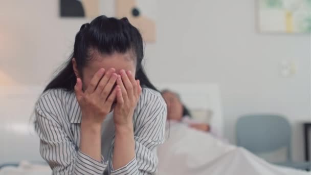 Asijské žena pláče, protože její starší matky nemoc při návštěvě ji v pečovatelském domě - Záběry, video