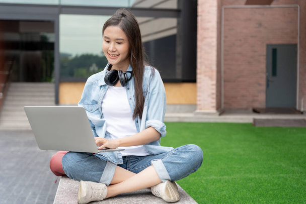 Gyönyörű ázsiai nő nő diák izgatott ellenőrzése nyelvi teszt eredményeket laptop. Mosolygós lány boldog tanulás online. könyv a főiskolán. Portré nő a nemzetközi Ázsiai Egyetemen. Oktatás, tanulás, iskola - Fotó, kép