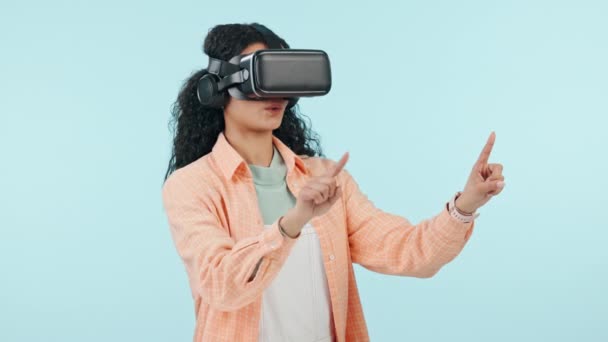 VR, metaverse και γυναίκα με gamer, cyber και web γυαλιά για σκέψη, streaming και 3d, Studio, blue background και επαυξημένη πραγματικότητα με ένα ενθουσιασμένο θηλυκό πρόσωπο με εικονική τεχνολογία ή ιδέα gaming. - Πλάνα, βίντεο