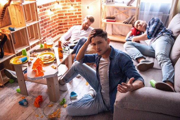 Jongens zijn slapen in rommelige kamer na een feestje thuis - Foto, afbeelding