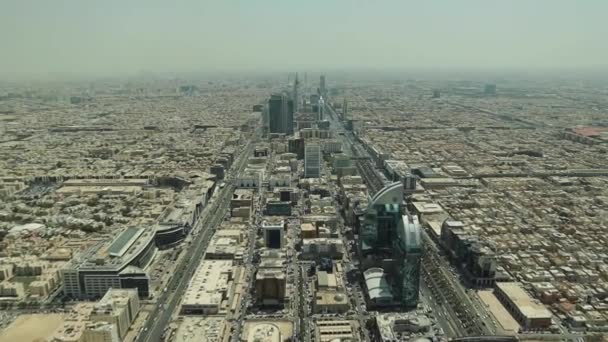Légi kilátás Rijád belvárosára a Kingdom Center Sky Bridge Szaúd-Arábiából - Felvétel, videó