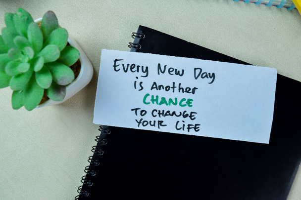 Konzept eines jeden neuen Tages ist eine weitere Veränderung, um dein Leben zu ändern. - Foto, Bild