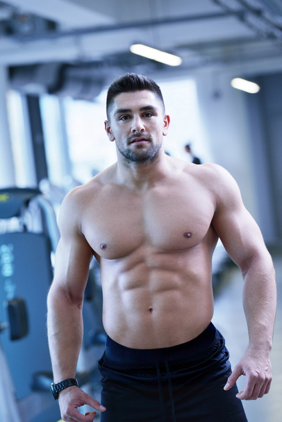Handsome man at the gym - Foto, afbeelding