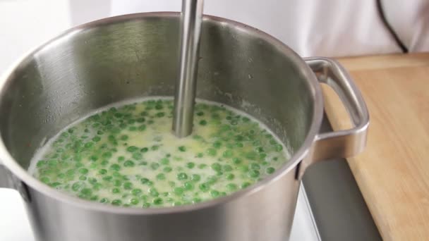 Pea soup being pureed with blender - Filmati, video