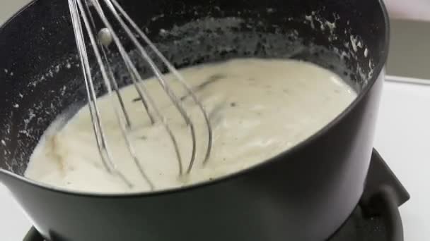 Gorgonzola που προστίθενται στο μίγμα - Πλάνα, βίντεο