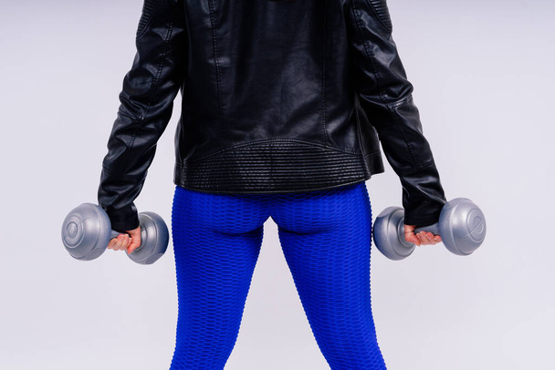 Donna paffuto sportivo facendo un esercizi con manubri. Motivazione sportiva e stile di vita sano - Foto, immagini