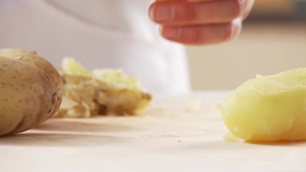 Картопля, будучи очищені
 - Кадри, відео