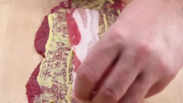 Rundvlees roulade wordt gevuld met mosterd - Video