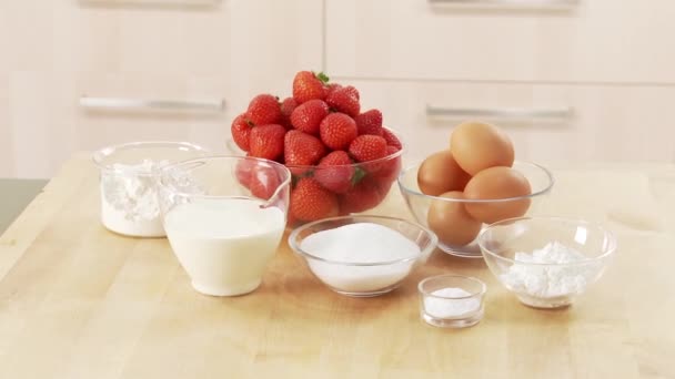 Φράουλες, αυγά, ζάχαρη και κρέμα γάλακτος - Πλάνα, βίντεο